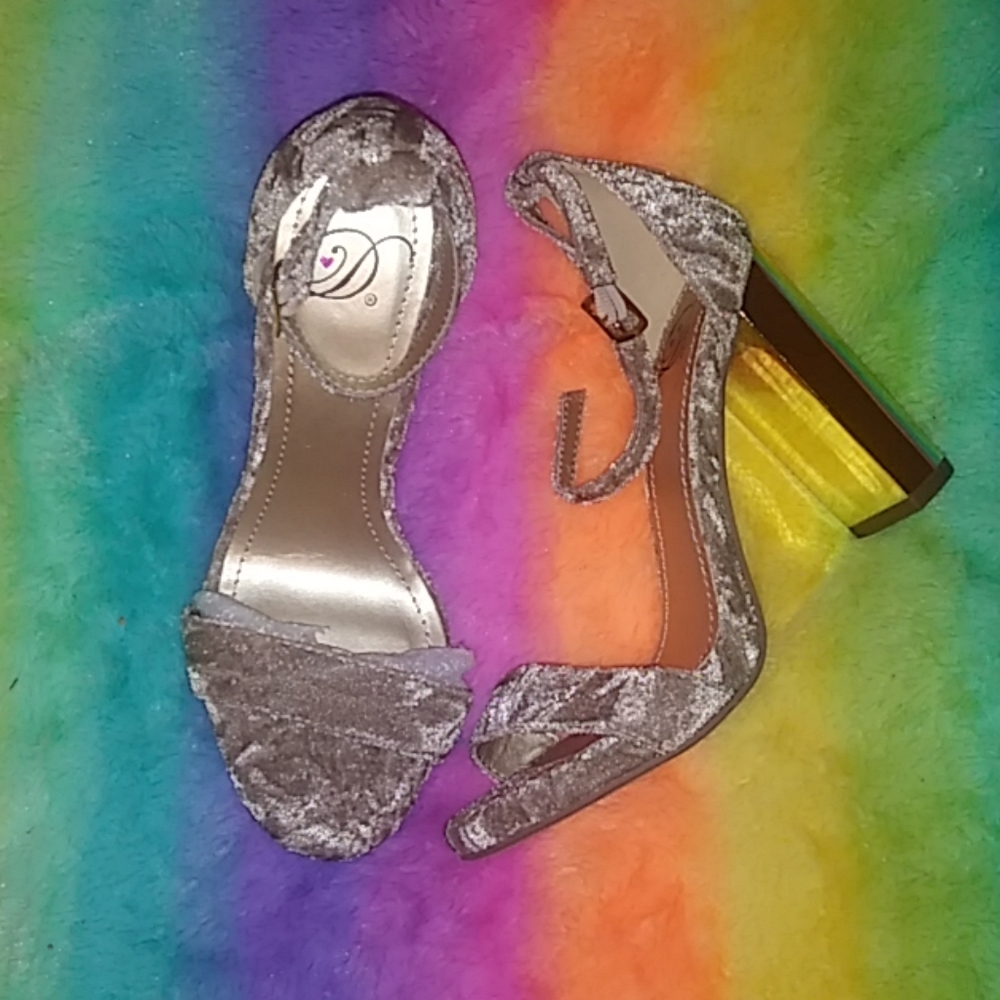 Heels - Picture 2 of 3